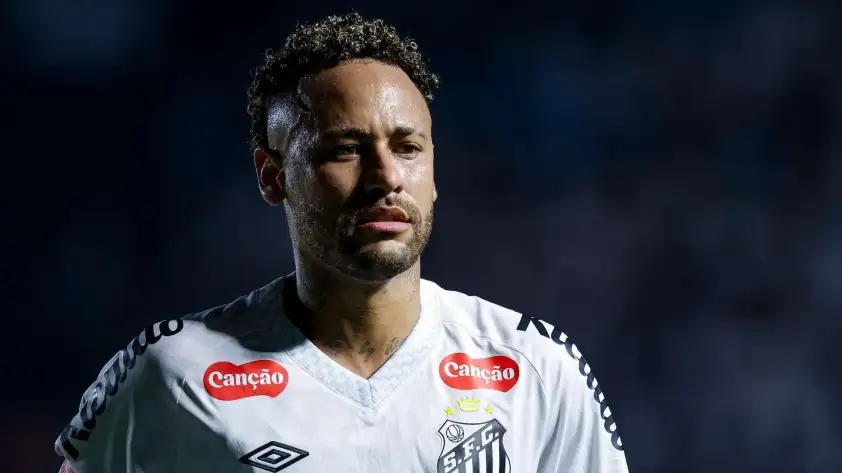 Neymar vừa trải qua ca phẫu thuật sau khi giúp Santos trụ hạng (Ảnh: GOAL)